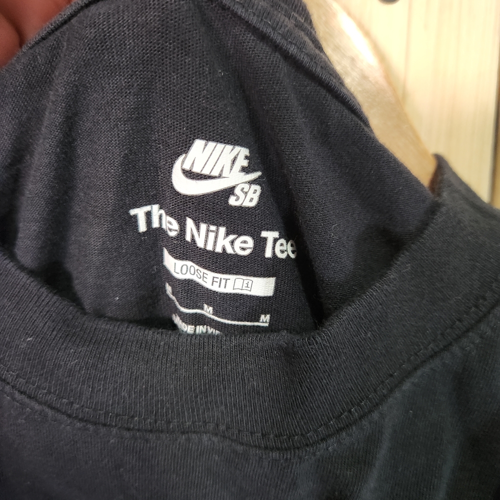 Nike Tee with Green Graphic The Nike SB Skate Tee - Picture 4 of 8